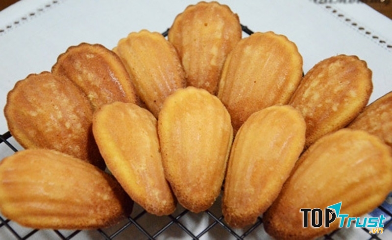 Hình dạng chiếc bánh được làm theo hình dạng vỏ sò rất bắt mắt, kết hợp với màu trắng trông lại càng hấp dẫn hơn.