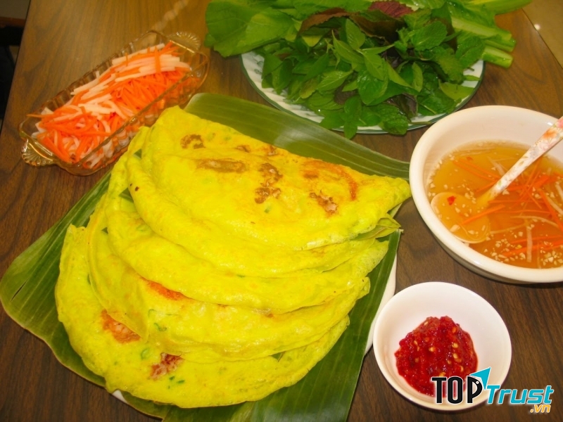 Bánh xèo miền Nam vàng rộm thơm ngon