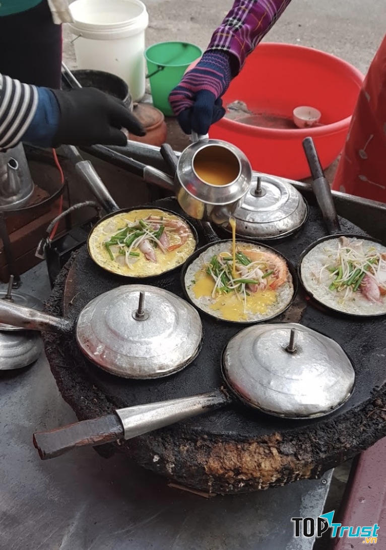 Những chiếc bánh xèo thơm lừng chuẩn bị được mang lên cho thực khách tại quán bánh xèo 303 - Lê Duẩn