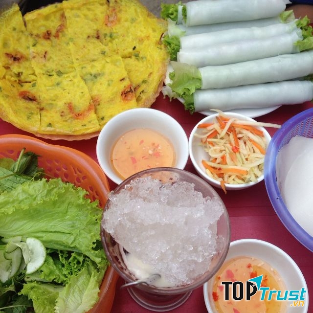 Nước mắm của quán chua chua cay cay ăn rất bắt vị, kết hợp cùng rau và bánh thì càng tăng độ ngon.