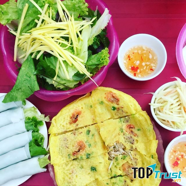 Món bánh xèo là món ăn nổi bật của quán, phần bánh xèo được làm giòn, đều màu nhưng không bị cứng.