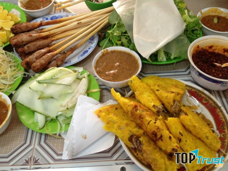 Bánh xèo Bà Dưỡng thơm ngon và hấp dẫn