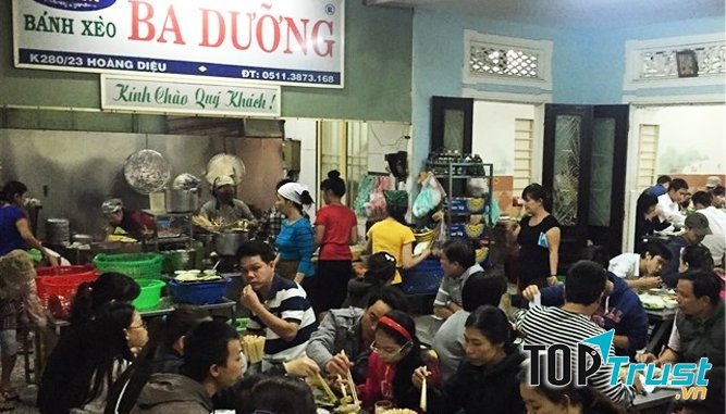 Quán bánh xèo Bà Dưỡng được rất nhiều khách yêu thích