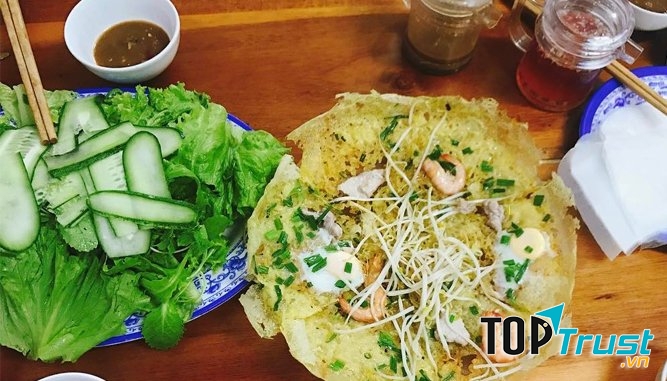 Bánh xèo bé Uyên là món ăn khoái khẩu của du khách khi đến Đà Nẵng
