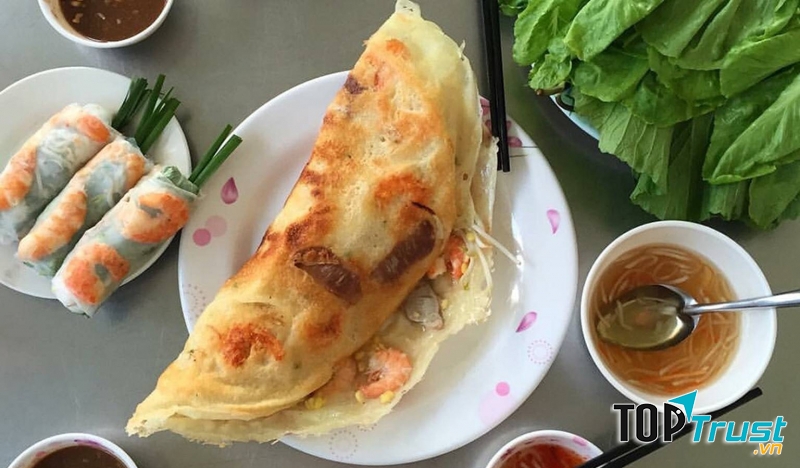 Bánh có màu vàng đều đẹp mắt, lóp vỏ đủ giòn bao lấy phần nhân đầy đặn bên trọng