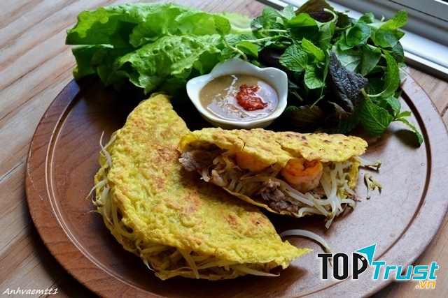 Những chiếc bánh xèo vàng ươm, giòn rụm