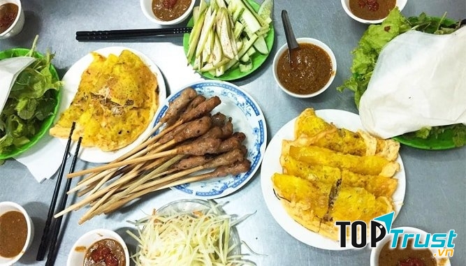 Nem lụi, bánh xèo Bà Dưỡng là quán ăn nức tiếng trên con đường Hoàng Diệu