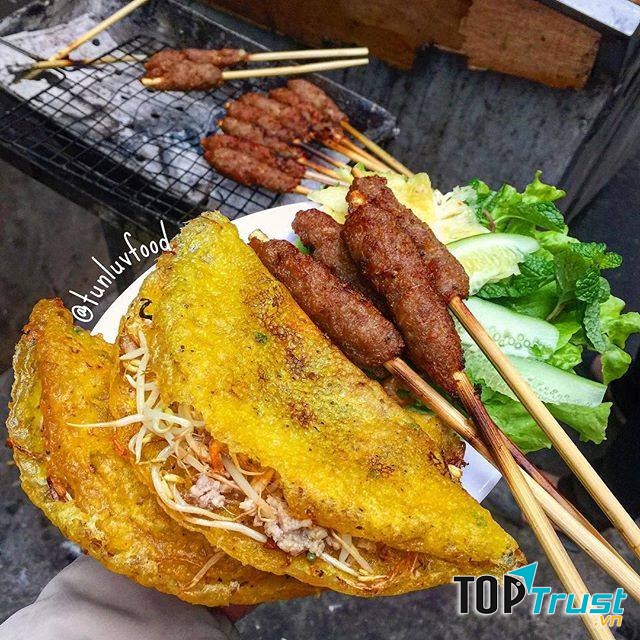 Phần nem lụi khá to, ngọt thịt, thịt thơm và mềm, với sức hấp dẫn này, một người phải ăn 4 - 5 xiên mới đã cơn thèm