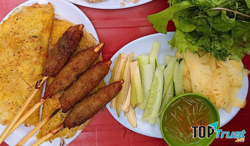 Bánh đổ đều tay, vàng đều giòn tan với nhân đầy đặn gồm﻿ giá, thịt, tôm đi kèm với nước chấm pha rất vừa miệng