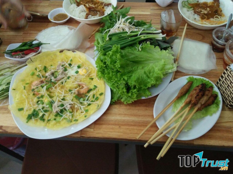 Bánh xèo Nhung ăn kèm nem lụi và rau sống