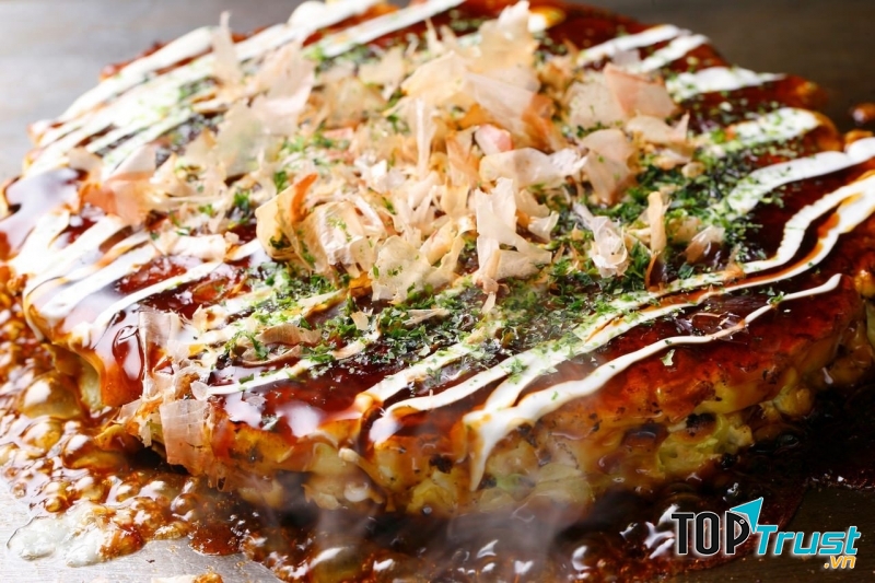 Bánh xèo Okonomiyaki luôn biết cách thu hút ánh nhìn bằng vẻ ngoài của mình (Nguồn: Sưu tầm)