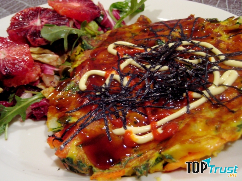 Bánh xèo Okonomiyaki được làm từ rất nhiều loại nguyên liệu khác nhau (Nguồn: Sưu tầm)