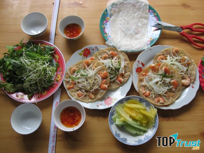 Bánh xèo tôm nhảy rau mầm vàng ruộm, thơm ngon
