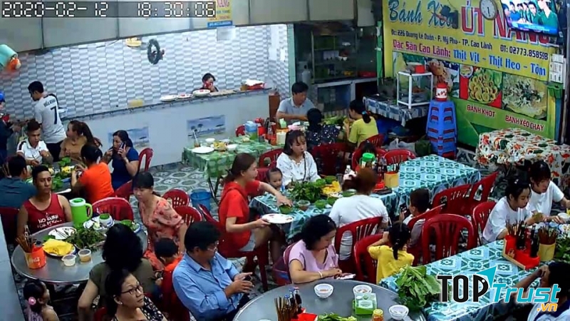 Thực khách thưởng thực món Bánh xèo Út Nàng