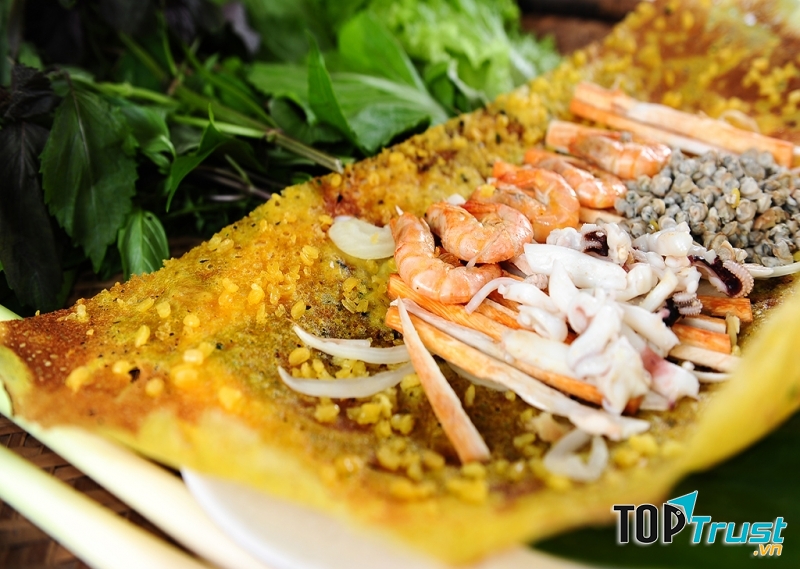 Một chiếc bánh xèo có nhân là tôm, thịt khoảng 15K