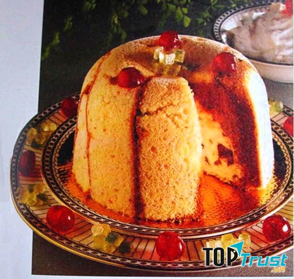 Để được hình dáng tầng như vậy, những lát cắt của những chiếc bánh kem bình thường được cho vào trong các khuôn sao cho chúng chồng khít lên nhau.