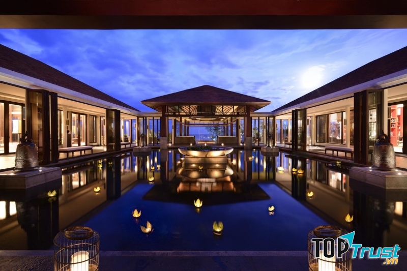 Cảnh về đêm của Banyan Tree Lăng Cô Resort - Huế