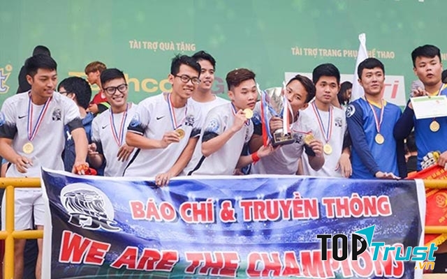 Sinh viên khoa báo chí và truyền thông