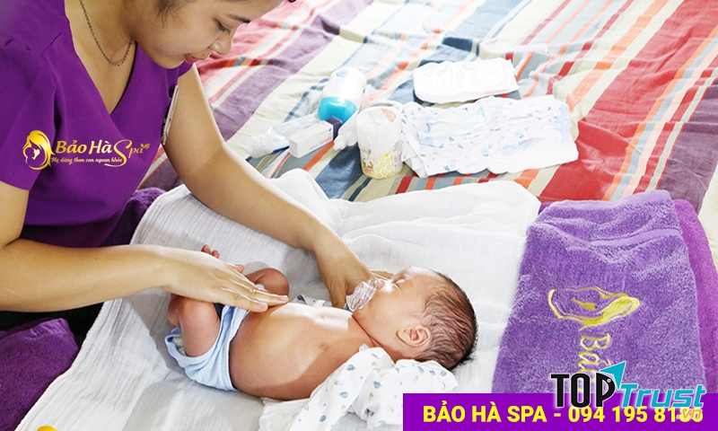 Bé được mặc quần áo cho bé và bôi tinh dầu tràm để giữ ấm cơ thể.