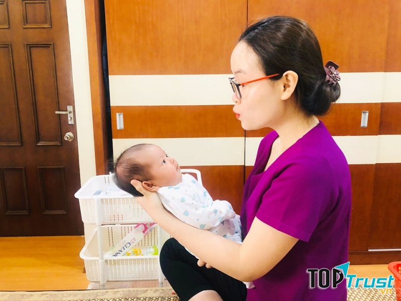 ﻿Dịch vụ massage và tắm trẻ sơ sinh