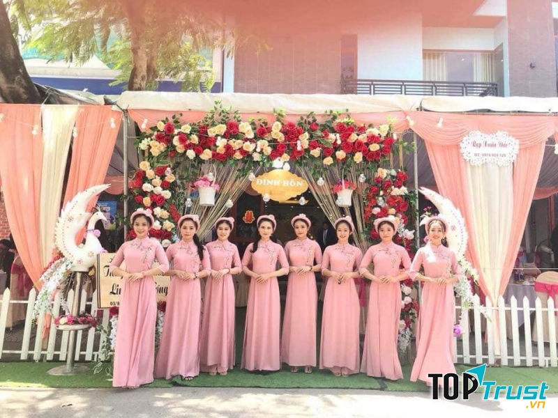 Bảo Hân cung cấp hàng trăm mẫu áo dài cưới đủ màu sắc và kiểu dáng cho các cô dâu, chú rể lựa chọn.