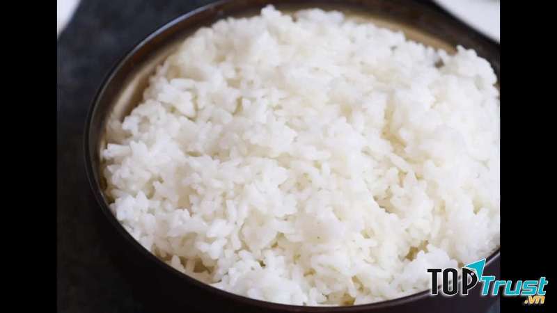 Cơm nguội vào mùa hè rất dễ bị ôi thiu chúng ta cần có cách bảo quản đúng cách