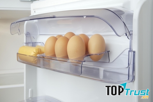 Bảo quản thực phẩm trứng trong ngăn chuyên dụng của tủ lạnh