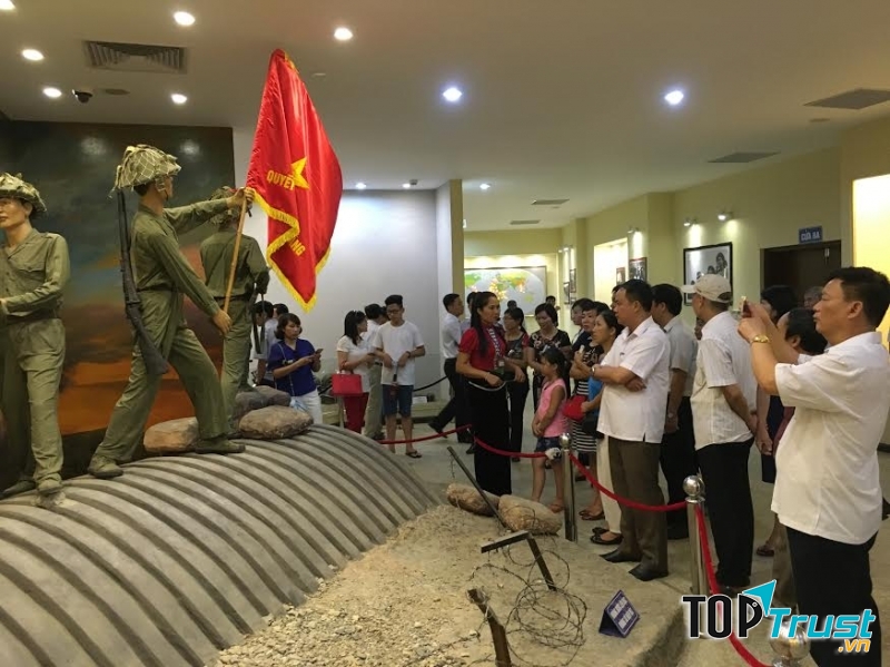 Nghe thuyết minh trong Bảo tàng chiến thắng Điện Biên Phủ