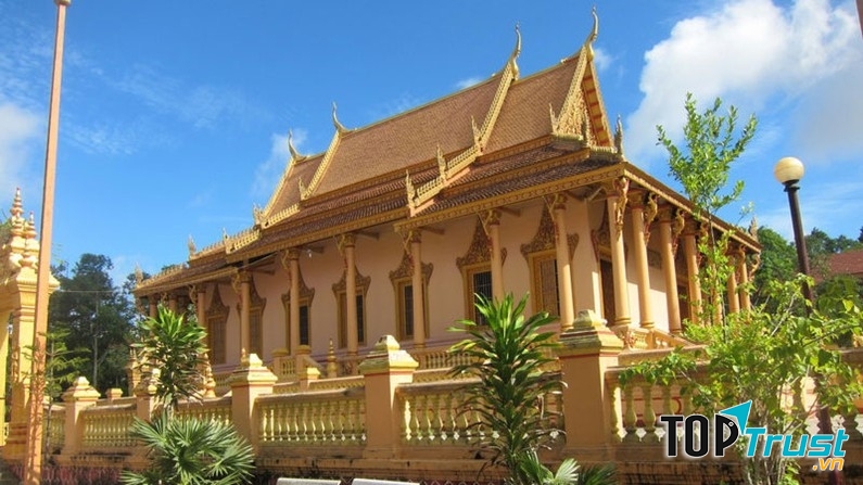 Bảo tàng Khmer là một công trình khá nổi tiếng tại Sóc Trăng nổi bật với lối kiến trúc mang đậm phong cách chùa của người Khmer