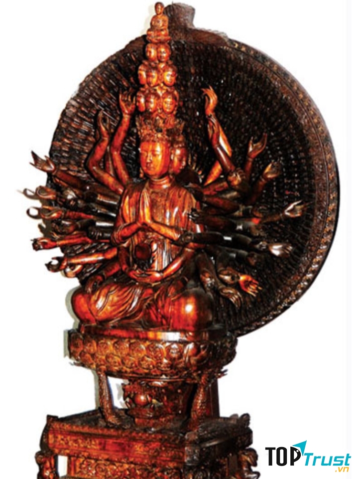 Tượng Quan Âm ngàn mắt ngàn tay sao chép từ tượng nguyên bản ở chùa Bút Tháp (Bắc Ninh).