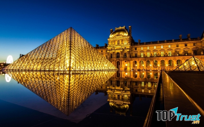 Bảo tàng Lourve về đêm.