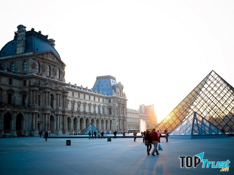 Bình mình trên bảo tàng Lourve.