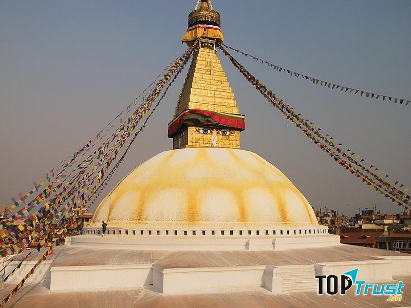 Đỉnh bảo tháp Boudhanath có biểu trưng là đôi mắt trí tuệ