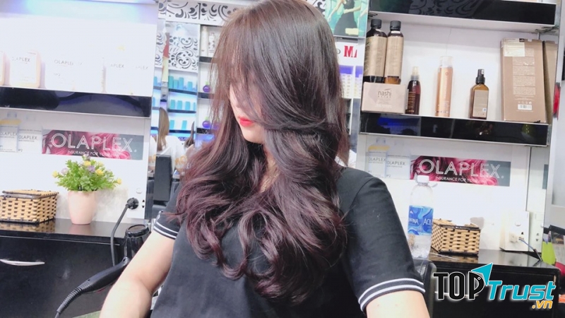 Với đôi bàn tay khéo léo, khả năng nhạy bén, nắm bắt được đặc điểm của mỗi người, các thợ làm tóc tại Bảo Trang Hair Salon sẽ tạo ra cho bạn một mái tóc phù hợp nhất