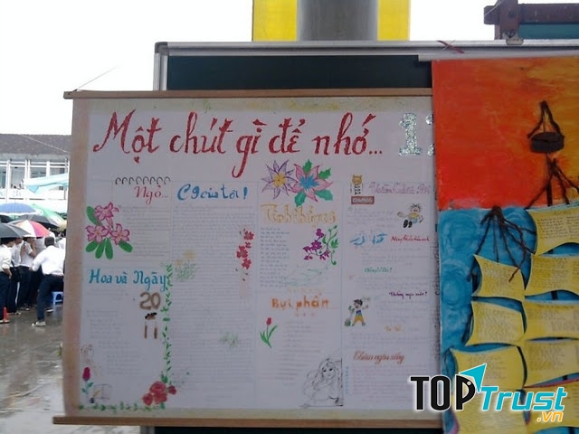 Báo tường với nội dung tri ấn, nhớ đến những cha anh đi trước
