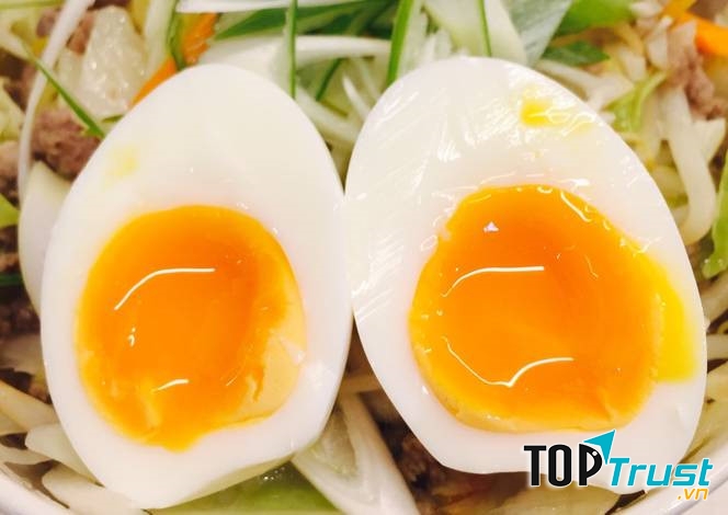 Trong trứng gà có chứa rất nhiều hàm lượng protein có lợi, có tác dụng giúp phục hồi tổn thương của tế bào gan.