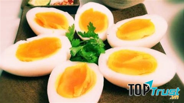 trứng gà cũng là một loại thực phẩm rất tốt cho mắt. Lutein và zeaxanthin có trong trứng là những chất chống oxy hóa có lợi ích lớn cho sức khỏe của mắt.