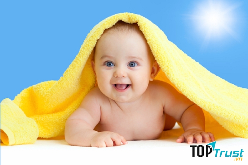 quấn khăn mỏng tránh nắng khi ra ngoài