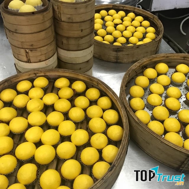 Những khay bánh trước khi xếp ra đĩa phục vụ khách