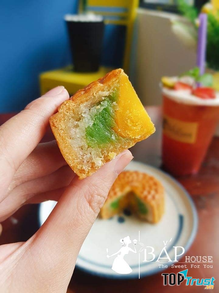 Vỏ bánh mỏng, nhân bánh mềm, nguyên liệu tự nhiên, an toàn vệ sinh, và vị ngọt vừa phải