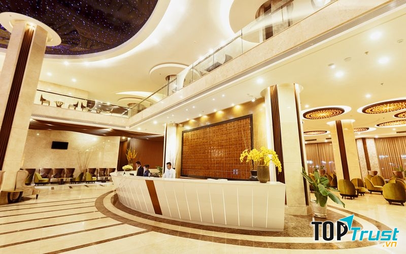 Sảnh khách sạn Mường Thanh với phía sau là quầy coffee bar sang trọng