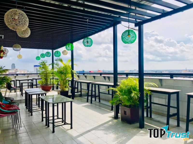 Không gian vô cùng khoáng đãng với view cực đẹp tại Bar coffee Kim Thơ