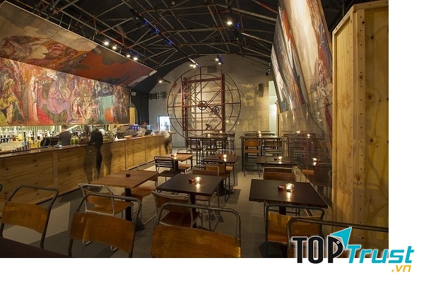 Bar Topolski là một loại hình kinh doanh kết hợp giữa quán cà phê, bar và phòng tranh