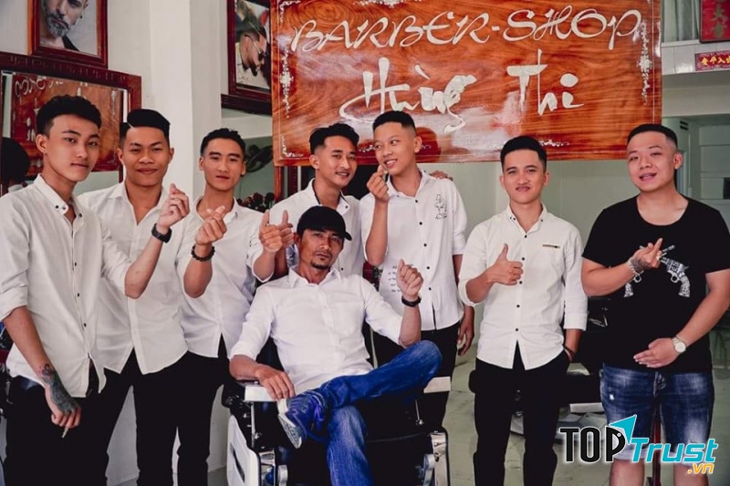Đội ngũ thợ cắt và nhân viên ở đây cực kỳ tận tâm với các tác phẩm của họ, đặc biệt là anh chủ tiệm đã có kinh nghiệm hơn 20 năm trong nghề, ﻿có thể bắt kịp xu hướng giới trẻ, cập nhật các kiểu tóc hot, hiện đại