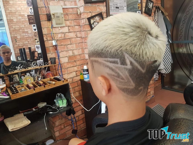 Đội ngũ thợ cắt và nhân viên ở đây có thể bắt kịp xu hướng giới trẻ, cập nhật các kiểu tóc hot, hiện đại như fade, mohican, side partpart, layer,....
