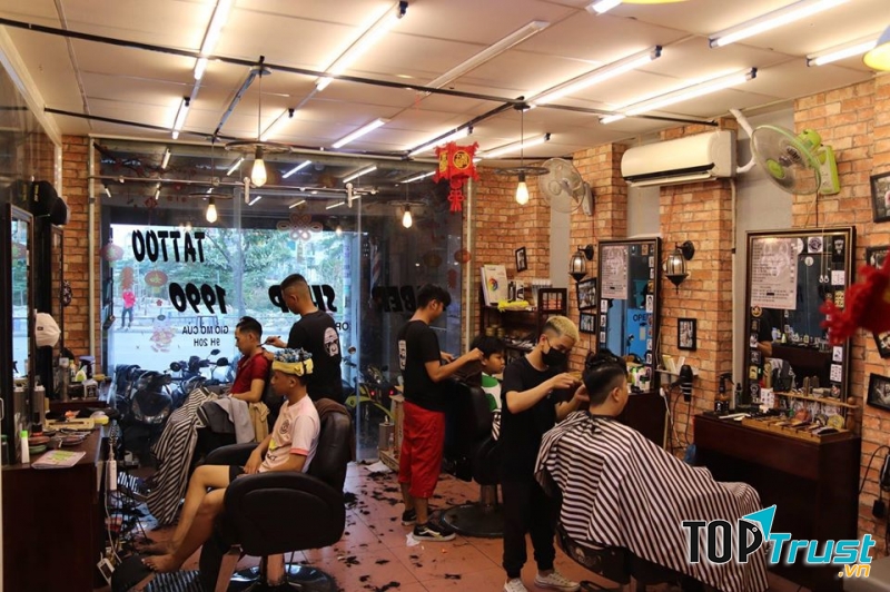 Không gian của Barber shop 1990 khá thoáng mát và thoải mái, decor theo phong cách Châu Âu hiện đại và sang trọng