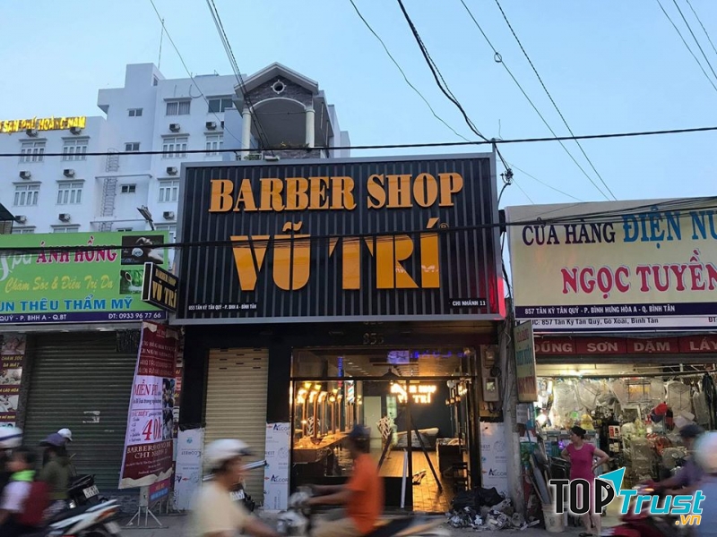 Tiệm Barber Shop Vũ Trí không chỉ chăm chút về tay nghề mà cách bài trí salon cũng cực ngầu và rộng rãi