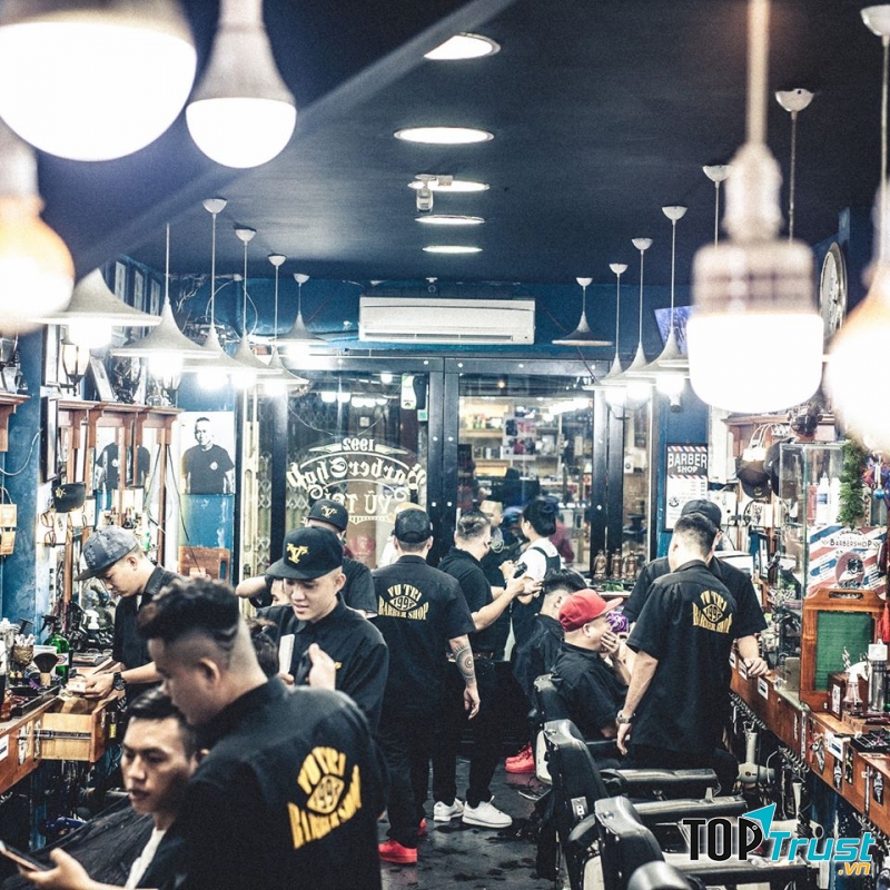 Tiệm Barber Shop Vũ Trí đã trở thành điểm đến quen thuộc của nhiều bạn trẻ Sài Thành yêu thích phong cách hip hop, yêu thích vể đẹp hằm hố hay đơn giản là đam mê với nghệ thuật tạo kiểu tóc tại đây