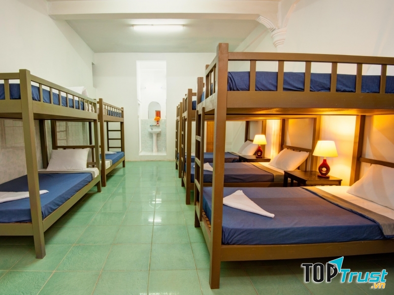 Một phòng nghỉ tập thể cho khách của Base Villa.