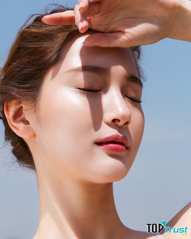 Về cơ bản, những sản phẩm kem dưỡng ẩm tích hợp chống nắng không “đủ đô” để có thể bảo vệ da dưới ánh nắng và tác hại của mặt trời.